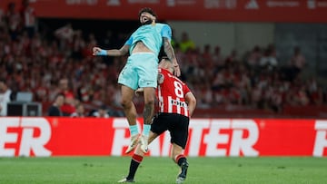 Samu Costa disputa un balón con Sancet en la final de Copa.