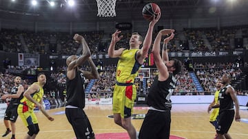 GRAF9792. BILBAO, 22/04/2018.- Vladimir Jankovic (c),del Morabanc Andorra, entra a canasta ante &Aacute;lex Mumbr&uacute; (d), del Bilbao Basket, durante el partido de la vig&eacute;sima novena jornada de Liga ACB disputado hoy en el Bibao Arena. EFE/Migu