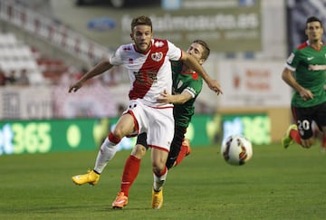 Jug¨® en el Real Madrid dos temporadas: la 2012-13 y la 2013-14. Defendi¨® la camiseta del Rayo Vallecano entre el 2014 y el 2017.