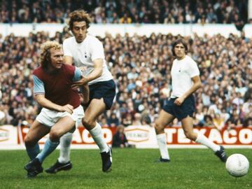 Jugó en el West Ham entre 1958 y 1974. Su dorsal, el 6, se retiró de manera póstuma.