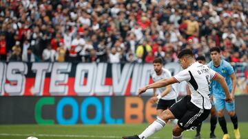 Futbol, Colo Colo vs Ohiggins.
Fecha 17, campeonato Nacional 2023.
El jugador de Colo Colo Damian Pizarro, derecha, convierte su gol contra Ohiggins durante el partido de primera division disputado en el estadio Monumental en Santiago, Chile.
15/07/2023
Felipe Zanca/Photosport
Football, Colo Colo vs Ohiggins.
17th turn, 2023 National Championship.
Colo Colo's player Damian Pizarro, right, scores his goal against Ohiggins during the first division match at the Monumental in Santiago, Chile.
15/07/2023
Felipe Zanca/Photosport