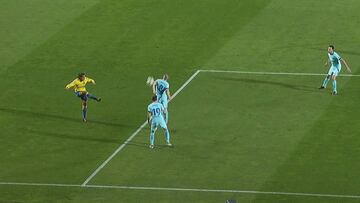Las Palmas pidió penalti por una mano involuntaria de Iniesta