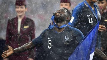 Umtiti, feliz bajo la lluvia.