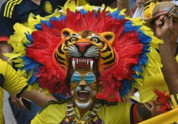 Un aficionado de Colombia espera el comienzo del partido ante Uruguay.