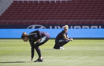 Las jugadoras del FC Barcelona revisan el estadio del Estadio Wanda Metropolitano.

