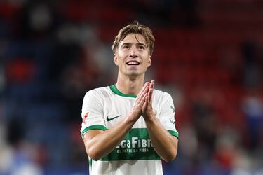 David Affengruber ha tenido un comienzo de temporada positivo y destacado con el Elche en LaLiga EA Sports. Se ha destacado en partidos importantes, como por ejemplo en el empate 1-1 contra el Atlético de Madrid en el Metropolitano, donde se mencionó que tuvo una actuación "impecable" con un alto porcentaje de acierto en el pase. Se ha erigido como un líder en la defensa del Elche.