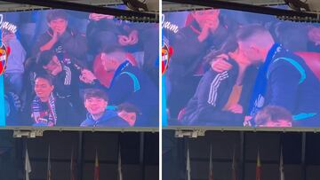 Pide matrimonio en mitad del Ciutat de València y todo el mundo se fija en cómo va vestido