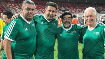 Tapia, Angelici, Blanco y Maradona durante un partido de fútbol.