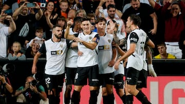 VALENCIA, 21/10/2024.- Los jugadores del Valencia celebran el primer gol de su equipo durante el encuentro correspondiente a la décima jornada de La Liga EA Sports que disputan hoy lunes Valencia y Las Palmas en el estadio de Mestalla, en Valencia. EFE / Manuel Bruque.