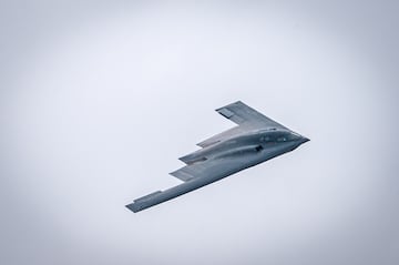 El bombardero B-2 Spirit de la Fuerza Area de EE. UU., asignado al 509th Bomb Wing de la Base Area Whiteman, Missouri, realiza un vuelo durante el Speed ??of Sound Airshow, en la Base de la Guardia Nacional Area Rosecrans en St. Joseph, Missouri.