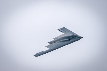 El bombardero B-2 Spirit de la Fuerza Aérea de EE. UU., asignado al 509th Bomb Wing de la Base Aérea Whiteman, Missouri, realiza un vuelo durante el Speed ​​of Sound Airshow, en la Base de la Guardia Nacional Aérea Rosecrans en St. Joseph, Missouri.