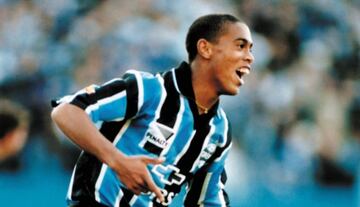 Pasan los a?os y Ronaldinho siempre mantiene esa caracter¨ªstica sonrisa. As¨ª luc¨ªa en su faceta con Gremio de Brasil