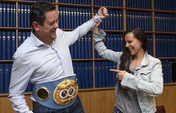 Joana Pastrana 'proclama' campeón a Tomás Roncero con su cinturón.