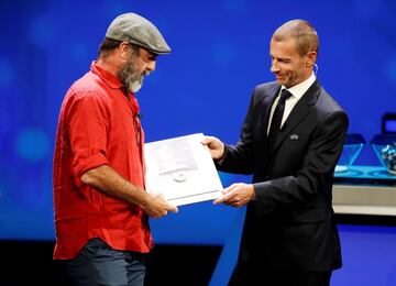 Eric Cantona con el presidente de la UEFA Aleksander Ceferin.