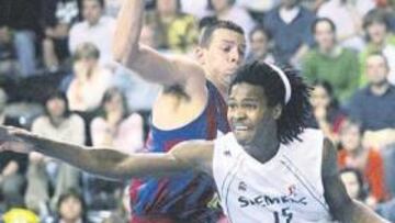 <b>MEJORÍA. </b>Gelabale desborda a Frías. El alero francés ha elevado su aportación en el Real Madrid.