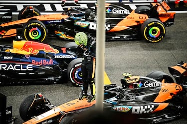 Lando Norris celebra su primer campeonato del mundo subido a su monoplaza.