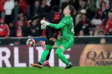 2-1. Error del Barcelona. ?lex Balde y Wojciech Szczesny chocan en una mala salida del guardameta polaco y el baln le cae a Vangelis Pavlidis, que conduce hasta el rea y remata a puerta vaca el segundo de las ?guilas.