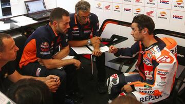 Pedrosa con su equipo t&eacute;cnico.