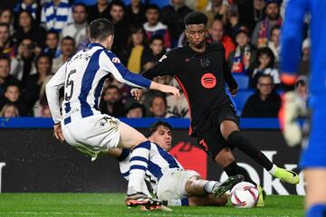 Álex Balde intenta zafarse de Jon Mikel Aramburu e Igor Zubeldia.