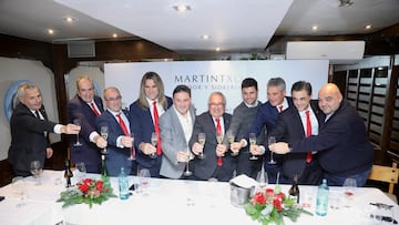 La directiva de Osasuna, el entrenador y el director deportivo brindando.