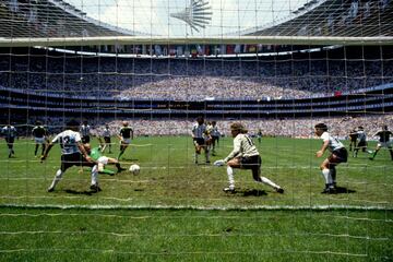 Pero Alemania nunca muere tan f¨¢cilmente. Aunque en esta final vistiera de verde, segu¨ªa siendo la temida mannschaft. Beckenbauer dio salida a Rudi V?ller y este ser¨ªa r¨¢pidamente uno de los grandes protagonistas de la final. En el primer gol alem¨¢n, pein¨® la pelota en el primer palo tras un saque de esquina de Brehme y Rummenigge remach¨® el bal¨®n para hacer el 1-2. Quedaban 15 minutos para el final¡.