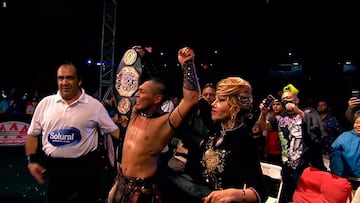 Hijo del Vikingo festeja con Marisela Peña el triunfo en contra de Kenny Omega.