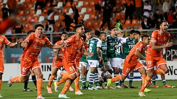 Futbol, Cobreloa vs Santiago Wanderers
Liguilla de asceso 2025.
Los jugadores de Cobreloa, celebran tras ganar el partido ante Santiago Wanderers por partido Liguilla Ascenso Caixun realizado en el estadio Zorro del Desierto Calama, Chile.
23/11/2025
Pedro Tapia/Photosport
Football, Cobreloa vs Santiago Wanderers
2025 Promotion Playoffs.
The Cobreloa players celebrate after winning the match against Santiago Wanderers in the Caixun Promotion Playoff match held at the Zorro del Desierto stadium in Calama, Chile.
23/11/2025
Pedro Tapia/Photosport