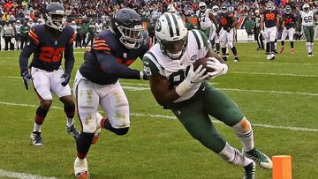 CHICAGO, IL - OCTOBER 28: Chris Herndon #89 of the New York Jets dives into the end zone to score a touchdown as Roquan Smith #58 of the Chicago Bears chases at Soldier Field on October 28, 2018 in Chicago, Illinois. The Bears defeated the Jets 24-10.   Jonathan Daniel/Getty Images/AFP
 == FOR NEWSPAPERS, INTERNET, TELCOS &amp; TELEVISION USE ONLY ==