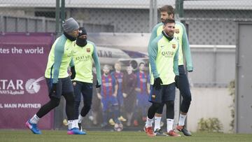Neymar, Messi, Luis Suárez y Piqué salieron protegidos contra el frío en la sesión de ayer en la Ciutat Esportiva.