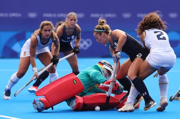 Dos desafortunadas acciones de estrategia pusieron por delante a la fuerte Argentina, demasiada rémora, aun así las RedSticks ofrecieron un recital defensivo y un progresivo asedio sin recompensa (2-1).