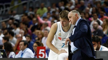 Pablo Laso da instrucciones a un jovencísimo Luka Doncic durante un Real Madrid-MoraBanc Andorra de 2017.