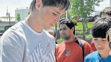 <b>APOYO. </b>Tras la sesión, los aficionados se interesaron por Torres.