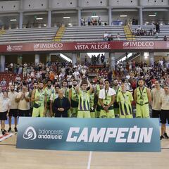 Kravish y Pérez sostienen la corona del Unicaja