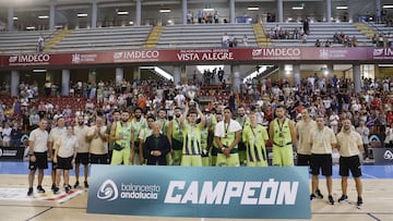 El Unicaja posa con el trofeo de campeón de la Copa Andalucía