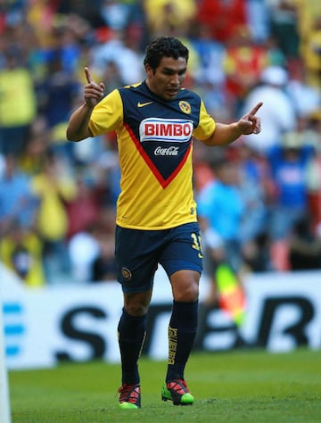 Cabañas era un jugador de élite con América, pero recibió un disparo en la cabeza en 2010, el cual lo alejó de las canchas. Perdió su fortuna; su esposa lo dejó y ahora es panadero.