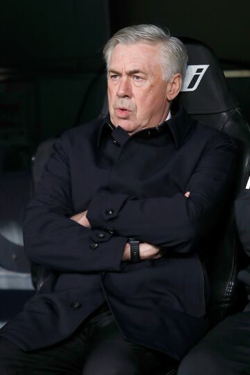 Carlo Ancelotti en el banquillo del Real Madrid.