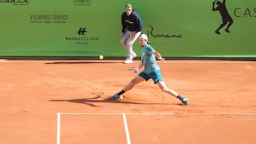 Stefano Travaglia devuelve una bola ante Kimmer Coppejans durante su partido de cuartos de finak del Casino Admiral Trophy del ATP Challenger Tour que se disputa en Marbella.
