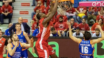 GRAFCVA9473. MURCIA, 10/11/2019.- El p&iacute;vot belga de UCAM Murcia Kevin Tumba (c) hace un mate ante el p&iacute;vot estadounidense de Valencia Basket Club Mike Tobey (i), hoy durante el partido de la octava jornada de la Liga Endesa que est&aacute;n disputando, en el Palacio de Los deportes de Murcia. EFE/Marcial Guill&eacute;n