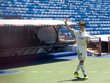 El jugador donostiarra ha sido presentado en el estadio Santiago Bernabéu de la mano de Florentino Pérez y acompañado de su familia.