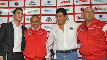 Foto durante la Presentacion de Cristobal Ortega Nuevo Director Tecnico del equipo Veracruz , en la foto: Cristobal Ortega , Fidel Kuri , Juan Antonio Luna
27/05/2014/ MEXSPORT/Luis Monroy.