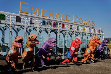 Un grupo de corredoras se prepara en la línea de salida para competir en la carrera del campeonato femenino del
T-Rex World Championship Races, en Auburn (Washington). Esta peculiar prueba se caracteriza por los disfraces de Tiranosaurios-Rex hinchables con los que se visten los participantes, lo que confiere al evento un aspecto impresionante.
