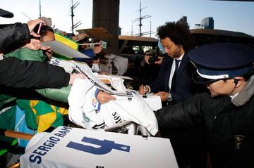 Marcelo, firmando aut&oacute;grafos en el exterior del aeropuerto.