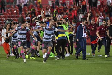 Los jugadores del equipo nazarÍ­ celebraron el ascenso a Primera.