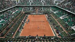 Plano general de la pista Philippe Chatrier durante un partido entre Andy Murray y Radek Stepanek en la edici&oacute;n de 2016 de Roland Garros.