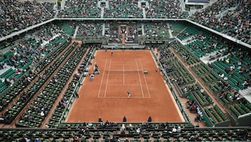 Plano general de la pista Philippe Chatrier durante un partido entre Andy Murray y Radek Stepanek en la edici&oacute;n de 2016 de Roland Garros.