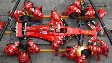 Kimi Raikkonen, en su parada en boxes. 