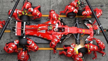 Kimi Raikkonen, en su parada en boxes. 