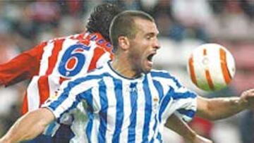 <b>LUCHA. </b>Mateo y Javi Fuego, en una acción del partido.