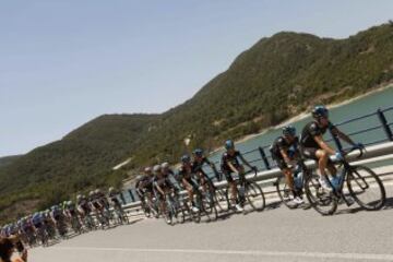 El pelotón durante la tercera etapa de la Vuelta Ciclista a España 2014 que hoy ha transcurrido entre Cádiz capital y el municipio gaditano de Arcos de la Frontera, con un recorrido de 197,8 kilómetros.