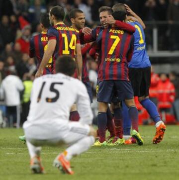 23-03-2014. Jornada 29 de la Liga BBVA. El Barcelona ganó 3-4 en el Bernabéu en un partido lleno de polémica. Los tres penaltis que indicó Undiano Mallenco y la expulsión de Sergio Ramos marcaron el encuentro. En la imagen, los jugadores del Barcelona celebran la victoria.